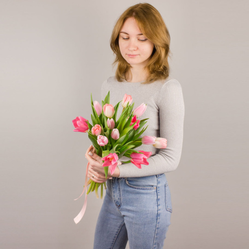 Тюльпаны розовый микс 15 шт. с лентой (без упаковки) арт. 28774