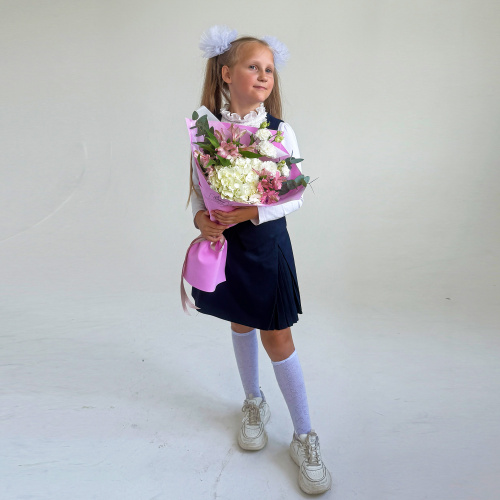 Небольшой букет с гортензией и альстромерией арт. 84571