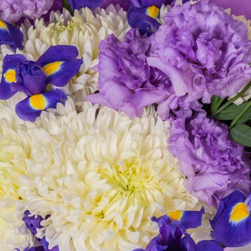 Букет из белых одноголовых хризантем с эустомой и ирисами арт. 52705