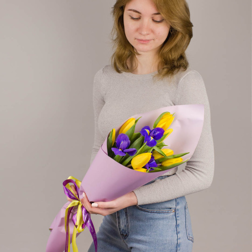 Желтые тюльпаны с ирисами. Небольшой букет. N 46329