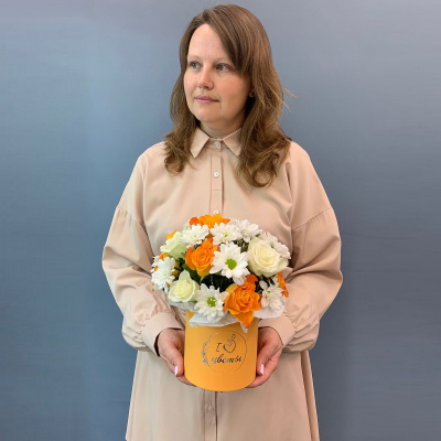 Коробка с розами и кустовой хризантемой N 66994 Коробка с розами и кустовой хризантемой N 66994