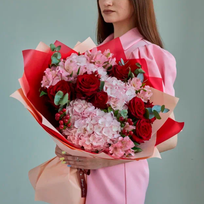 Букет из гортензий и красных роз N 84615 Букет из гортензий и красных роз N 84615