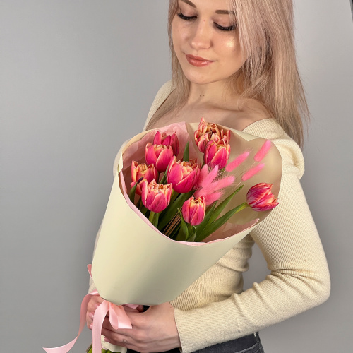 Букет из 11 пионовидных тюльпанов Колумбус с лагурусом арт. 46460