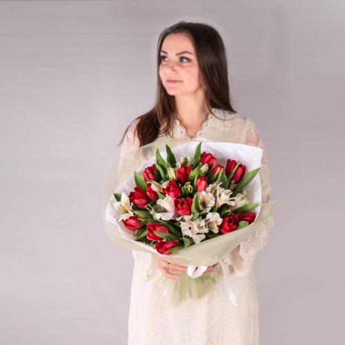 Букет из тюльпанов с альстромерией арт. 46173