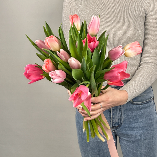 Тюльпаны розовый микс 15 шт. с лентой (без упаковки) арт. 28774