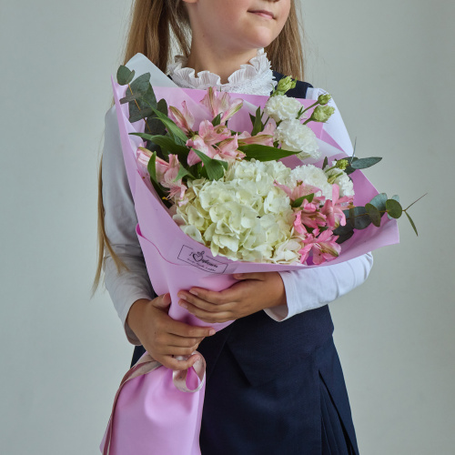 Небольшой букет с гортензией и альстромерией арт. 84571