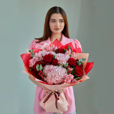 Букет из гортензий и красных роз N 84615 Букет из гортензий и красных роз N 84615