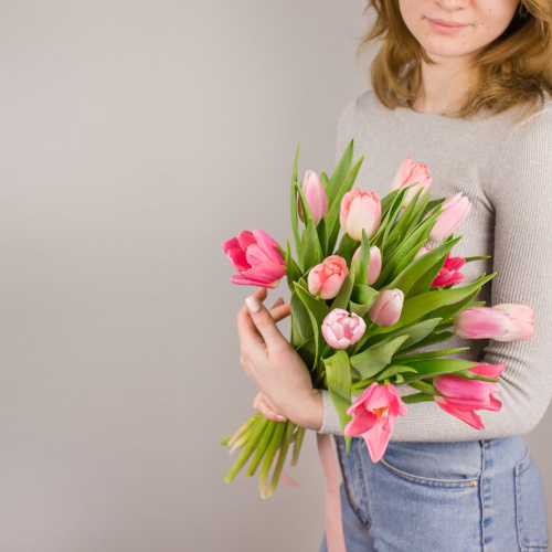Тюльпаны розовый микс 15 шт. с лентой (без упаковки) арт. 28774