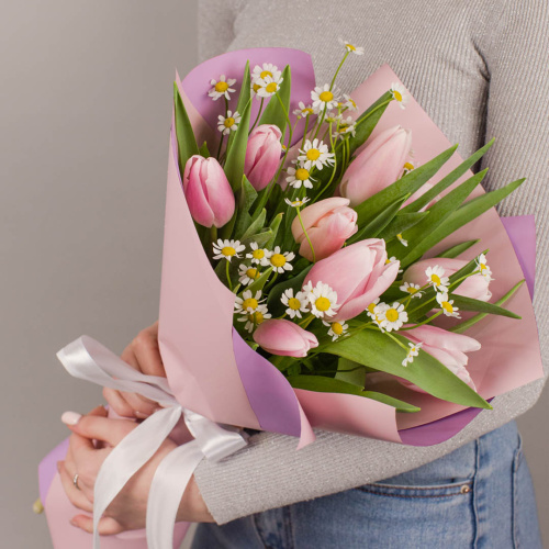 Букеты из тюльпанов с ромашками нежно розовый для мамы и дочки арт. 46337