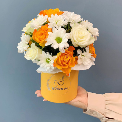 Коробка с розами и кустовой хризантемой N 66994 Коробка с розами и кустовой хризантемой N 66994