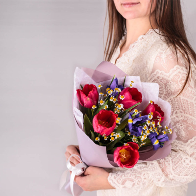 Букеты из тюльпанов с ирисами и ромашками для мамы и дочки 59878