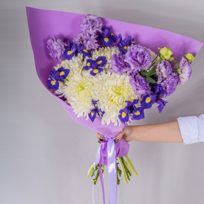 Букет из белых одноголовых хризантем с эустомой и ирисами N 52705