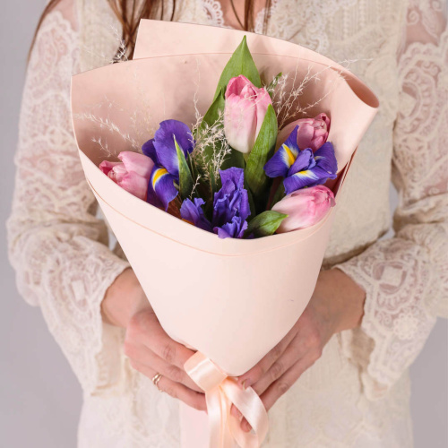 Букет мини из розовых тюльпанов с ирисами арт. 59869