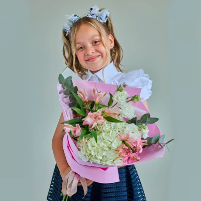 Небольшой букет с гортензией и альстромерией N 84571 Небольшой букет с гортензией и альстромерией N 84571