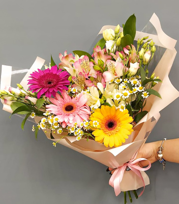 Букет из гербер, ромашек, альстромерии. Беззаботность и мечты N 36298 Букет из гербер, ромашек, альстромерии. Беззаботность и мечты N 36298