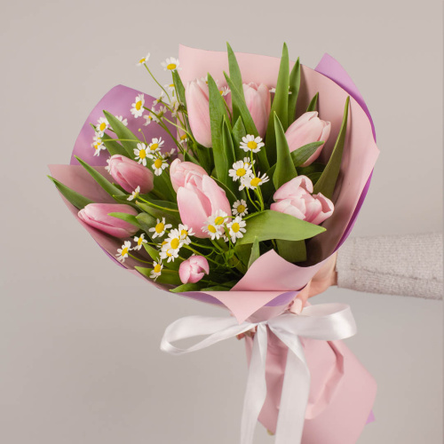 Букеты из тюльпанов с ромашками нежно розовый для мамы и дочки арт. 46337